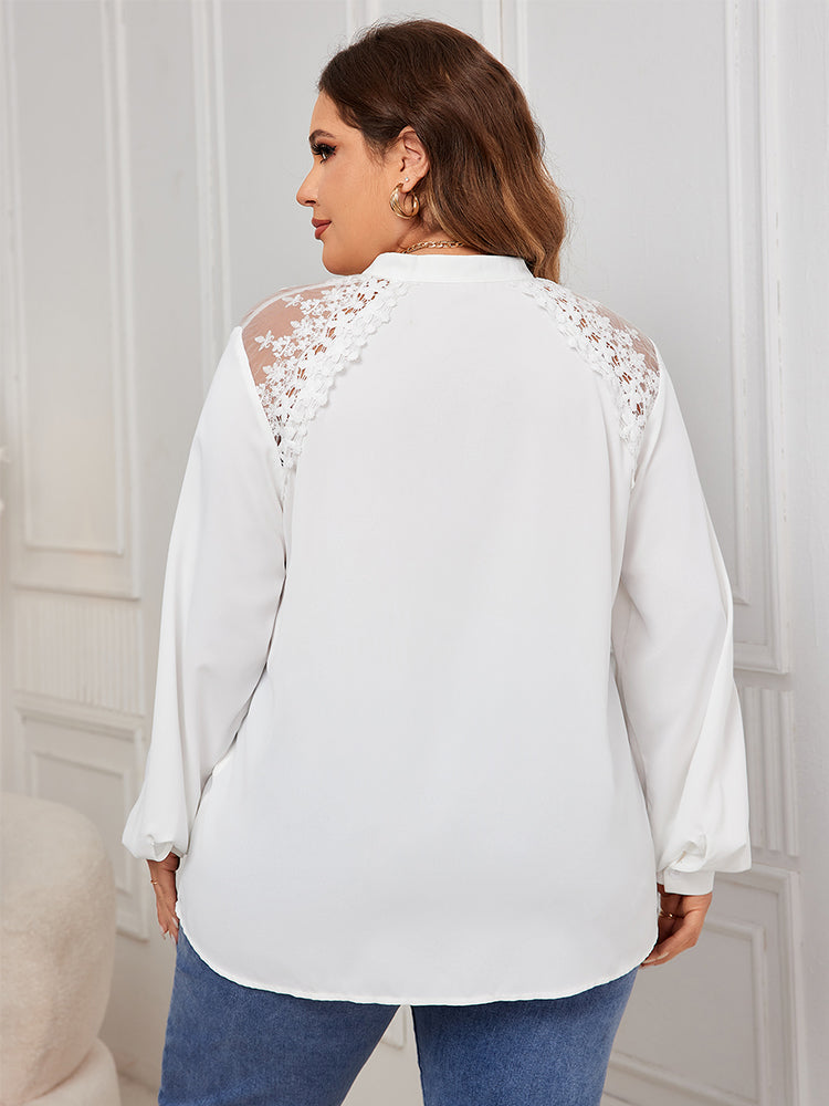 Bluse mit kontrastierender Spitze und Knopfleiste