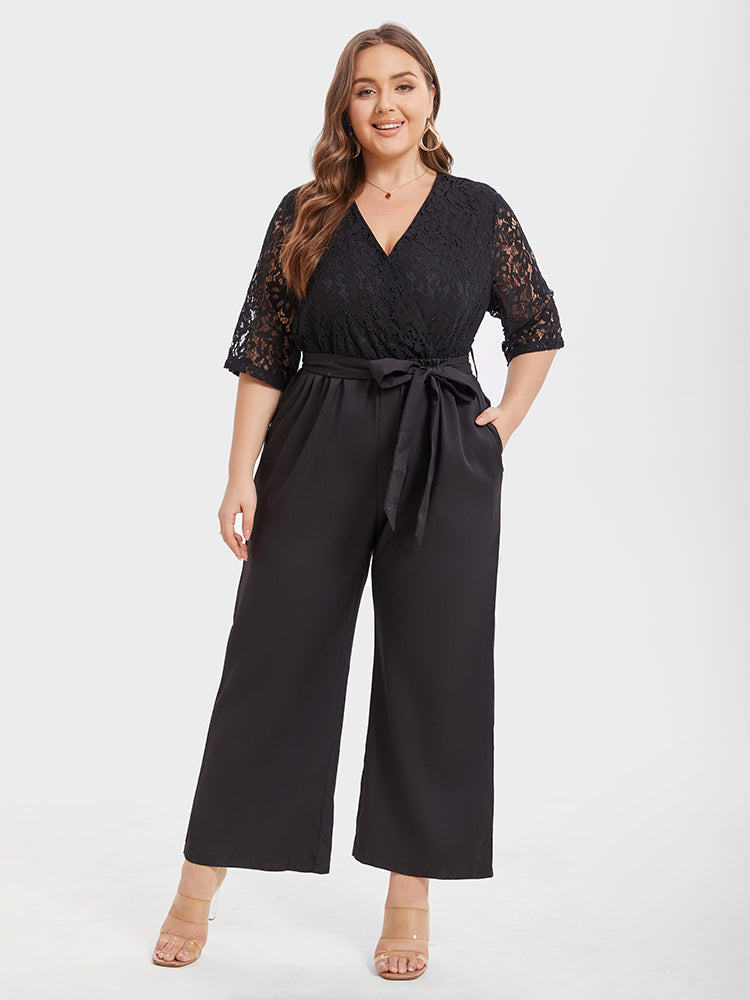 Jumpsuit mit Gürtel und kontrastierenden Spitzentaschen