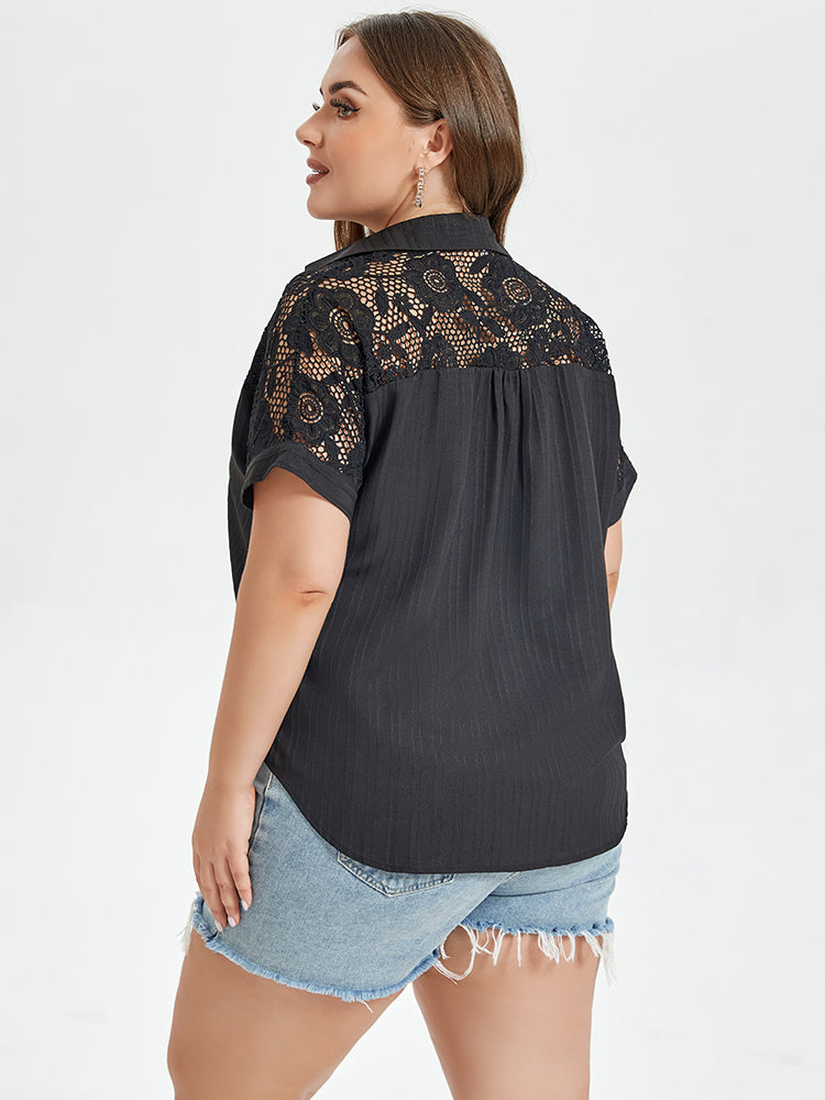 Bluse mit kontrastierender Spitze und Knopfleiste