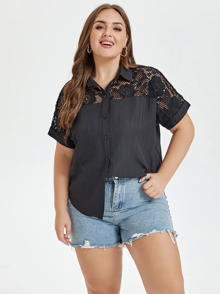 Bluse mit kontrastierender Spitze und Knopfleiste